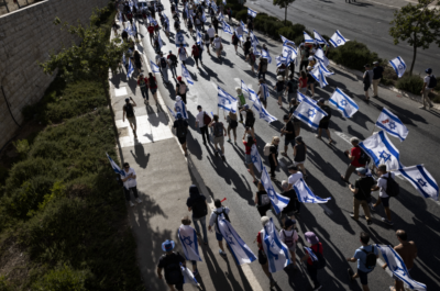 Thousands of protesters march to the Knesset