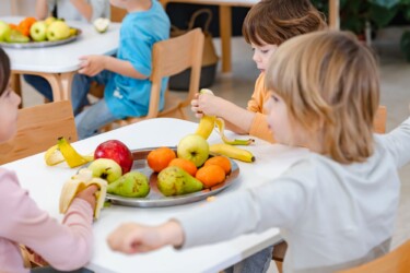 children eating fruits