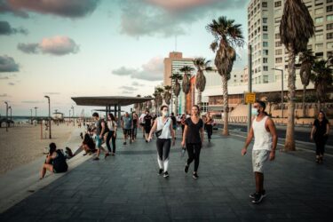 Tel Aviv Israel 4 באוקטובר 2020 View of unidentified people without a face mask to protect themself walking on Herbert Samuel Promenade in Tel Aviv during lockdown and Coronavirus outbreak