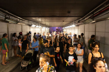 Tel Aviv, Israel - 28 באוקטובר 2023 - Israeli civilians rushing into public shelters as the sirens go off during the ongoing Hamas-Israel war which started on October 7.