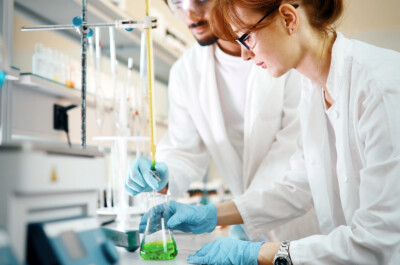 רקע לפרסום - תמונה של מדענית